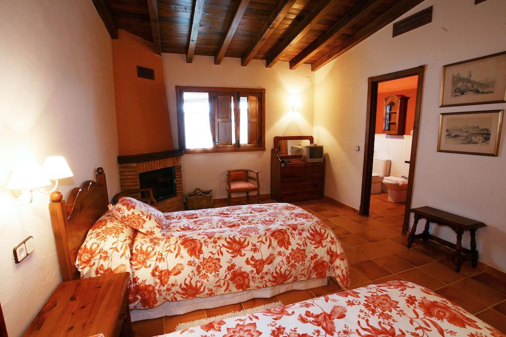 Palacio Viejo De Las Corchuelas Torrejon el Rubio Bilik gambar
